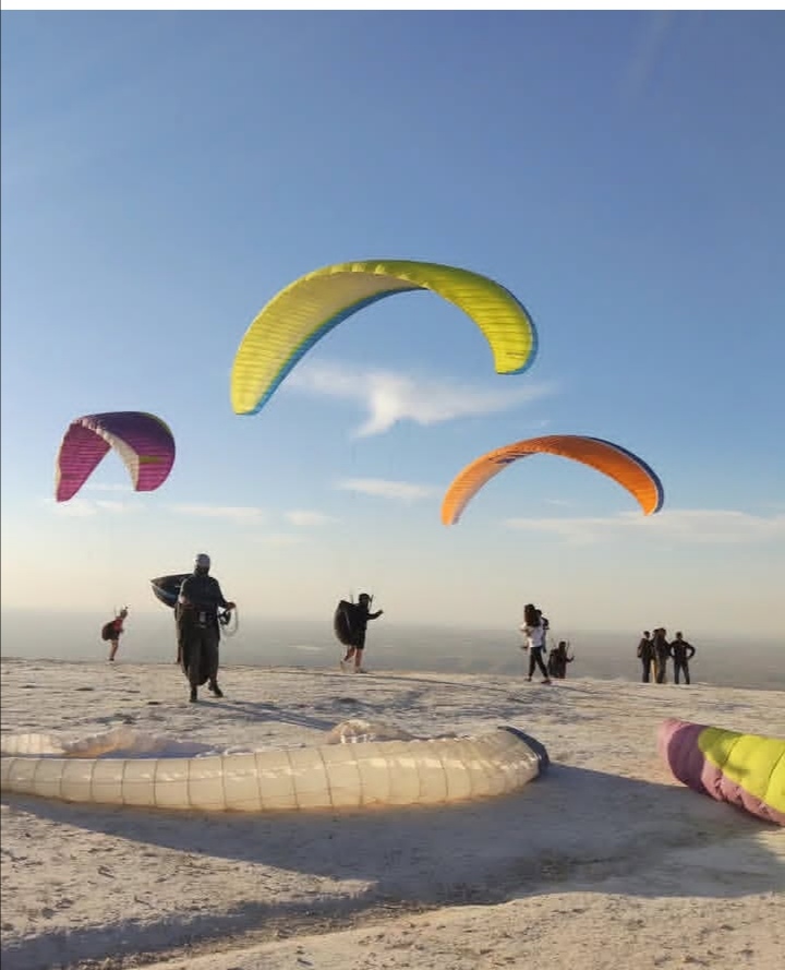 Pilotes parapente sur le décollage du plateau du Kik, Haut Atlas, Marrakech