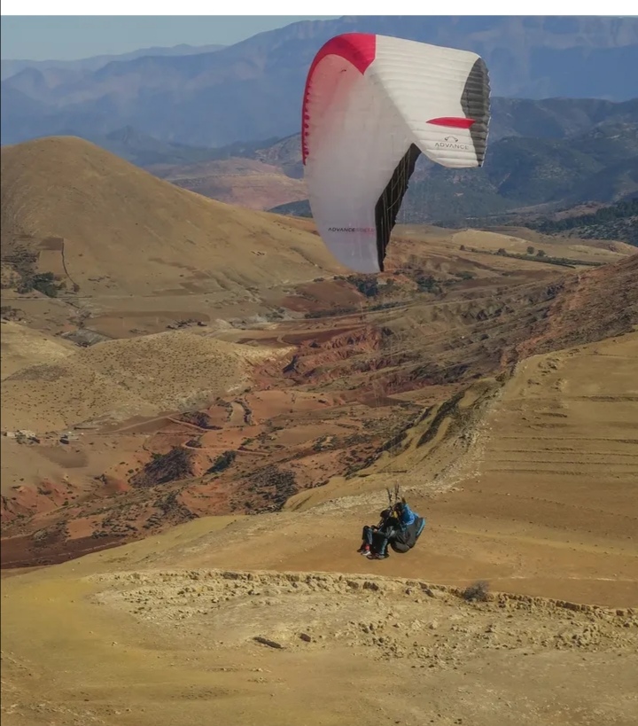 Voile Advance au-dessus des montagnes rouges de l'Anti-Atlas marocain